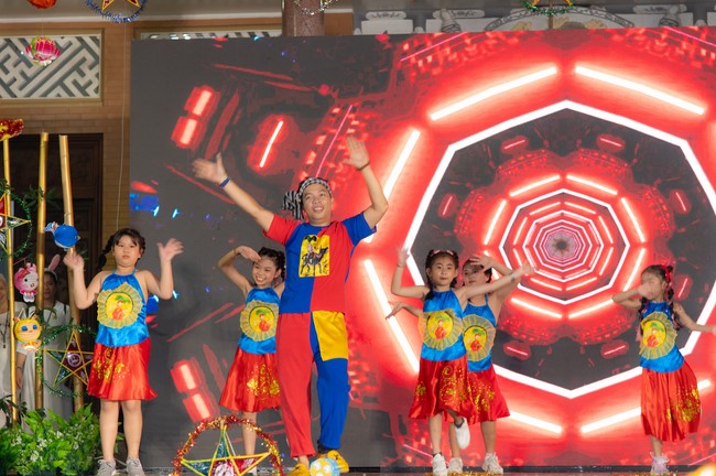 Full-Moon Festival performance program