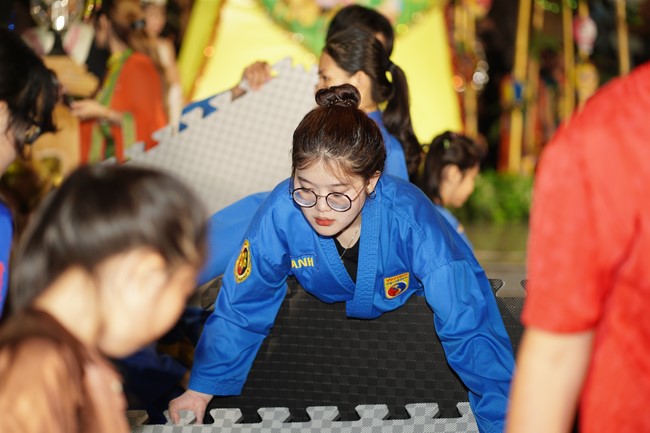 Full-Moon Festival performance program