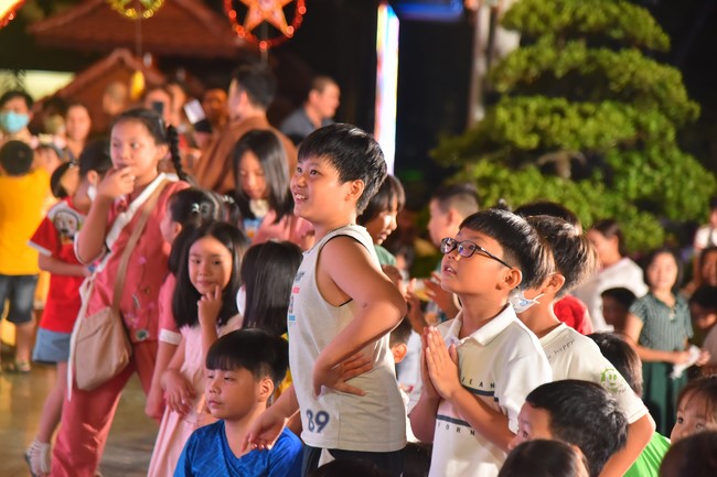 Full-Moon Festival performance program