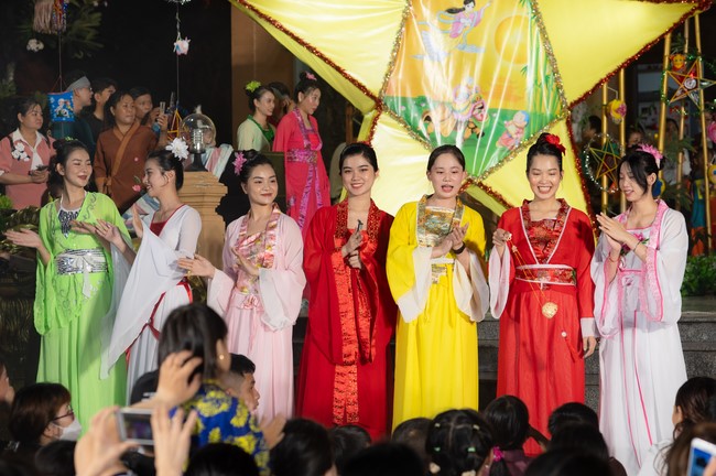 Full-Moon Festival performance program