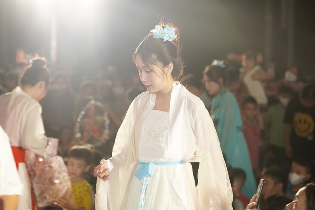 Full-Moon Festival performance program