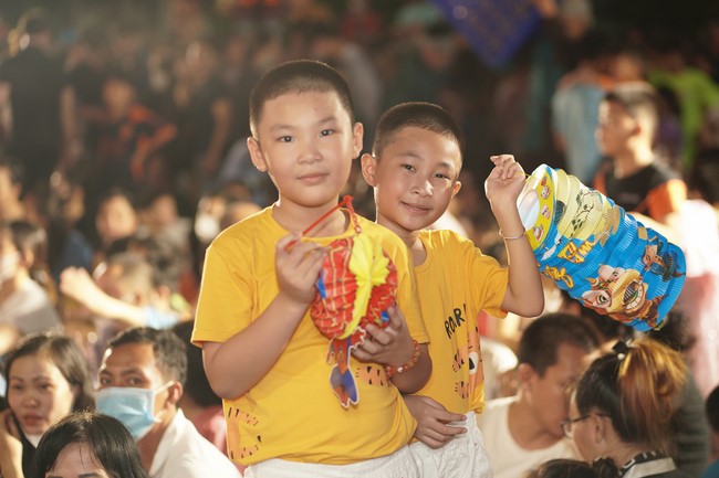 Full-Moon Festival performance program
