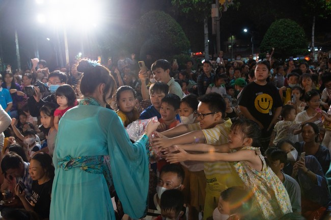 Full-Moon Festival performance program