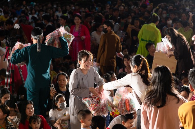 Full-Moon Festival performance program