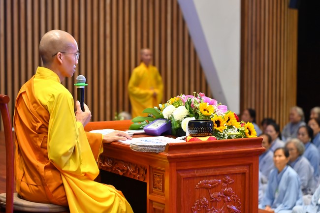 Dharma talk Learning Buddhism should know in the 100th Seven-Day Retreat