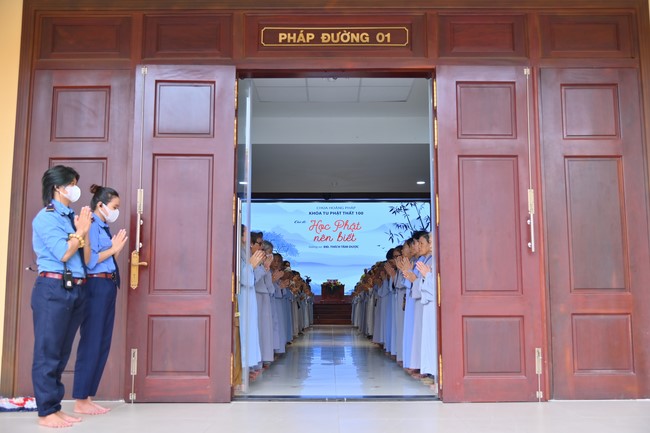 Dharma talk Learning Buddhism should know in the 100th Seven-Day Retreat