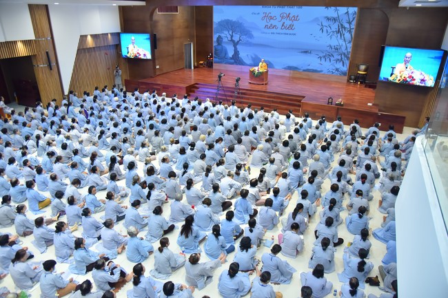 Dharma talk Learning Buddhism should know in the 100th Seven-Day Retreat