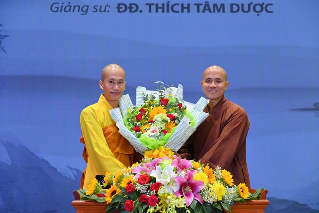 Dharma talk Learning Buddhism should know in the 100th Seven-Day Retreat