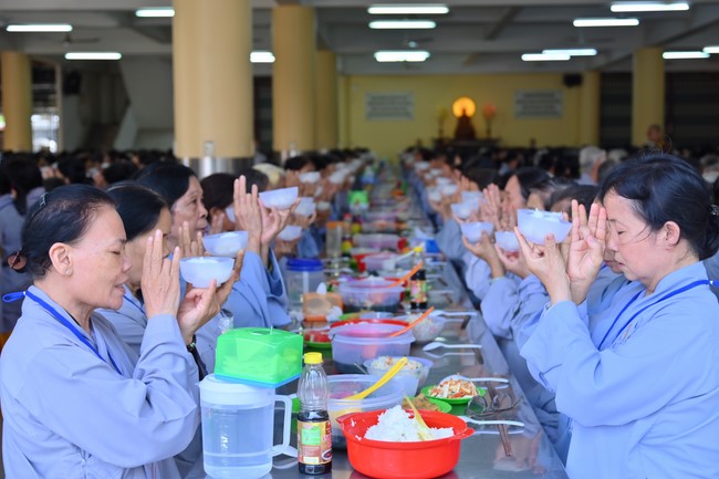 Dharma talk Learning Buddhism should know in the 100th Seven-Day Retreat