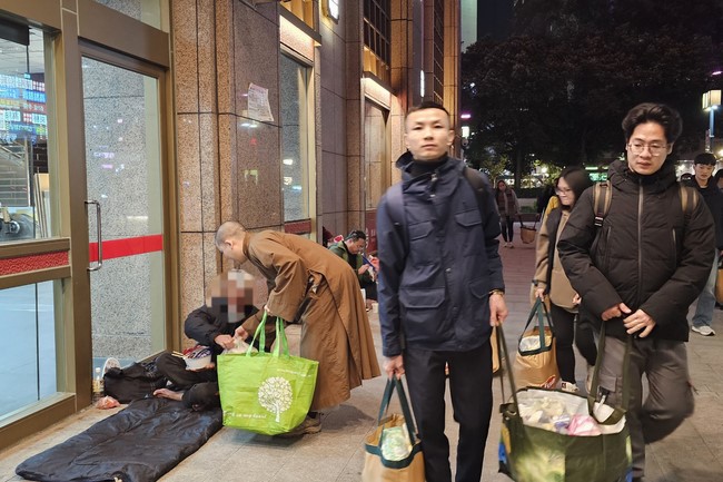 Candle Lighting Ritual to commemorate Amitabha’s Buddha at Ling Yin Temple in Taiwan