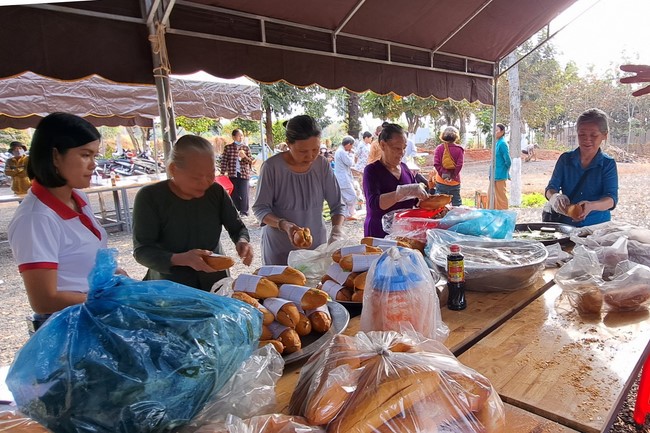 Program Spring of love in the border areas of Tam Phap Pagoda, Binh Phuoc
