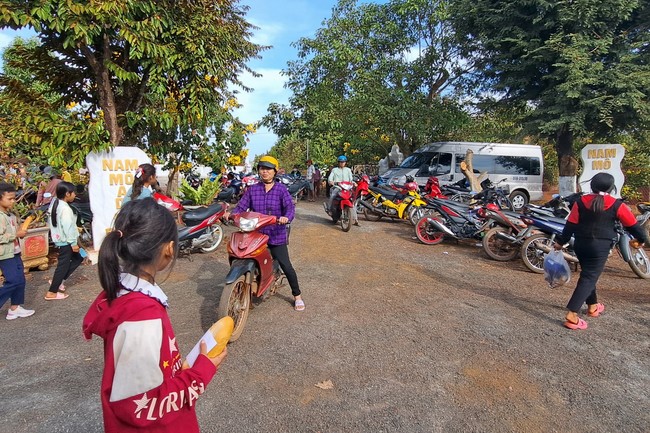 Program Spring of love in the border areas of Tam Phap Pagoda, Binh Phuoc