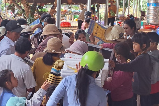 Program Spring of love in the border areas of Tam Phap Pagoda, Binh Phuoc