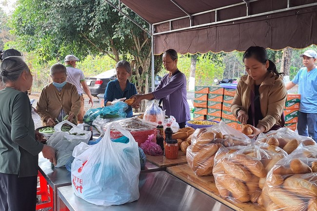 Program Spring of love in the border areas of Tam Phap Pagoda, Binh Phuoc