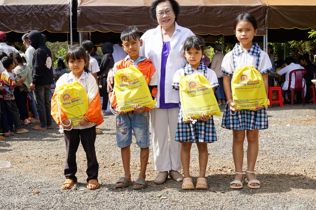 Program Spring of love in the border areas of Tam Phap Pagoda, Binh Phuoc