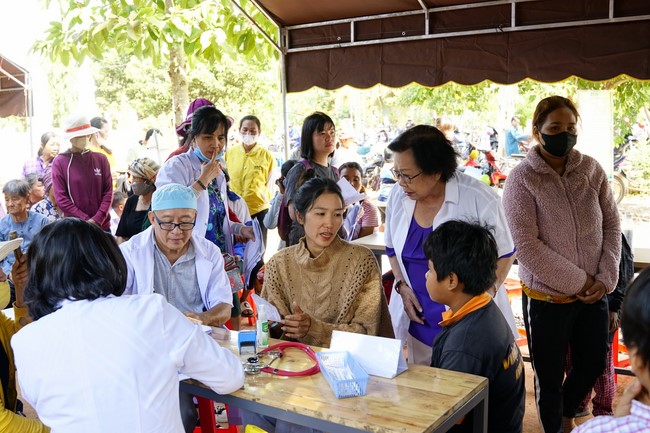 Program Spring of love in the border areas of Tam Phap Pagoda, Binh Phuoc