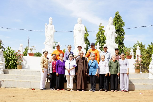 Program Spring of love in the border areas of Tam Phap Pagoda, Binh Phuoc