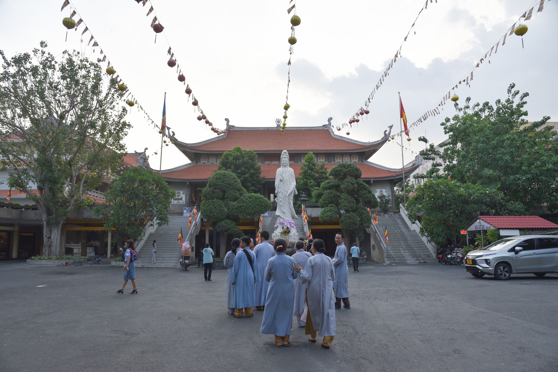 Viếng thăm các chùa ở Hóc Môn, Bình Chánh, TP. Hồ Chí Minh
