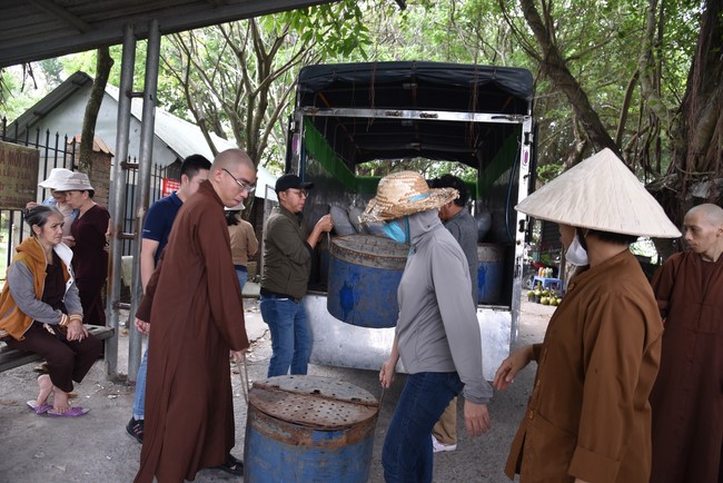 Release creatures and praying for peace to Toan Phat Logistics Co., Ltd and Trang Nguyen Co., Ltd by the Charity Board