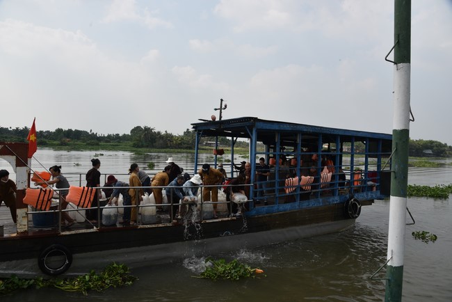 Release creatures and praying for peace to Toan Phat Logistics Co., Ltd and Trang Nguyen Co., Ltd by the Charity Board