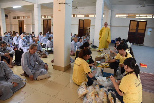 Hỗ trợ bệnh nhân ung bướu tham dự Khóa tu Niệm Phật một ngày