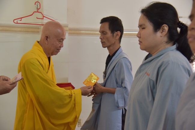 Hỗ trợ bệnh nhân ung bướu tham dự Khóa tu Niệm Phật một ngày