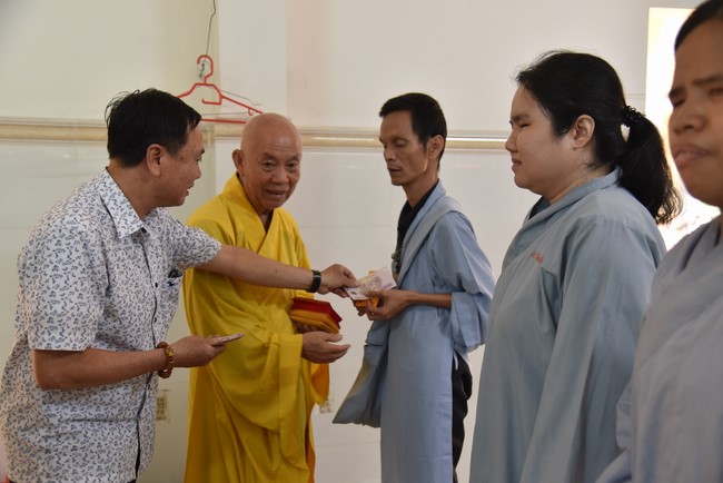 Hỗ trợ bệnh nhân ung bướu tham dự Khóa tu Niệm Phật một ngày