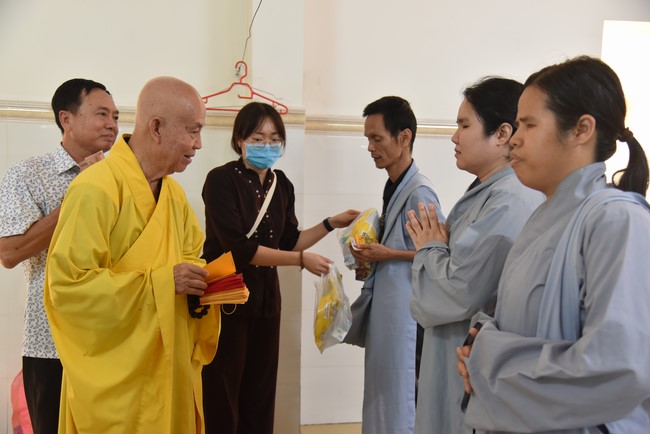 Hỗ trợ bệnh nhân ung bướu tham dự Khóa tu Niệm Phật một ngày