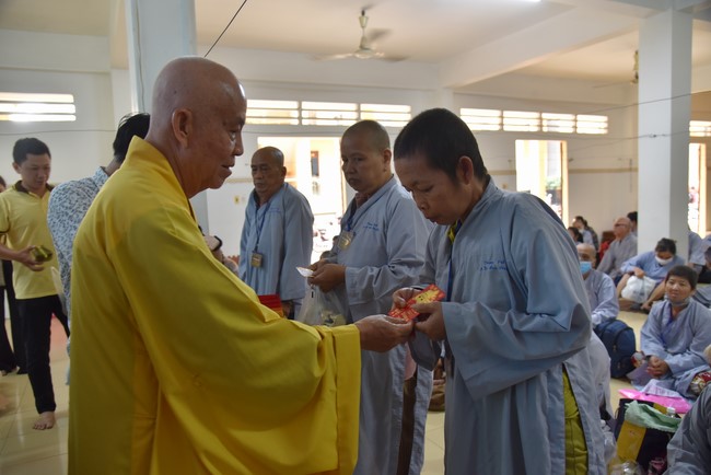 Hỗ trợ bệnh nhân ung bướu tham dự Khóa tu Niệm Phật một ngày