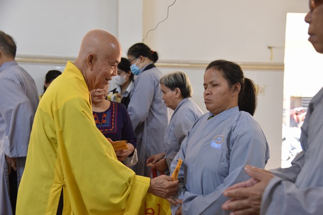 Hỗ trợ bệnh nhân ung bướu tham dự Khóa tu Niệm Phật một ngày