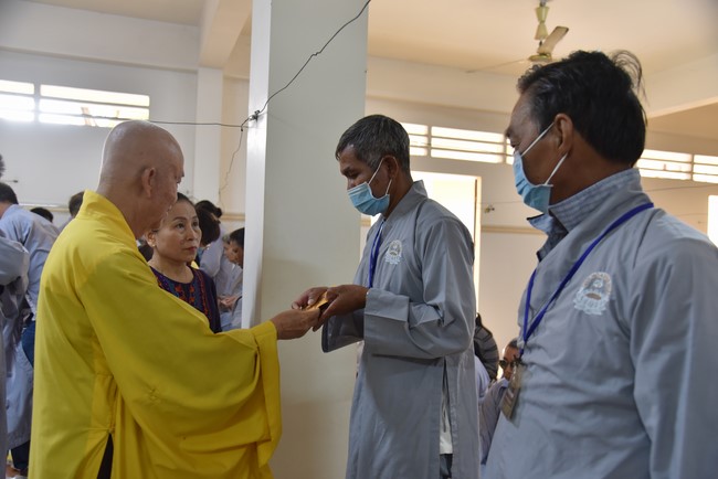 Hỗ trợ bệnh nhân ung bướu tham dự Khóa tu Niệm Phật một ngày