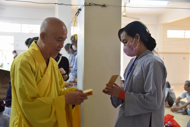 Hỗ trợ bệnh nhân ung bướu tham dự Khóa tu Niệm Phật một ngày