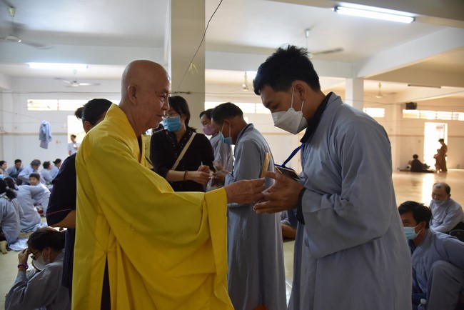 Hỗ trợ bệnh nhân ung bướu tham dự Khóa tu Niệm Phật một ngày