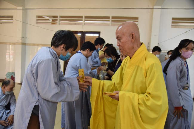 Hỗ trợ bệnh nhân ung bướu tham dự Khóa tu Niệm Phật một ngày