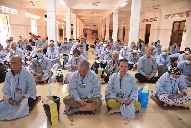 Hỗ trợ bệnh nhân ung bướu tham dự Khóa tu Niệm Phật một ngày