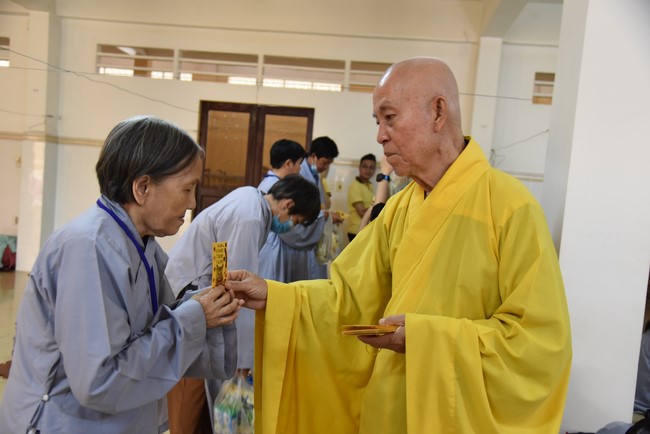 Hỗ trợ bệnh nhân ung bướu tham dự Khóa tu Niệm Phật một ngày