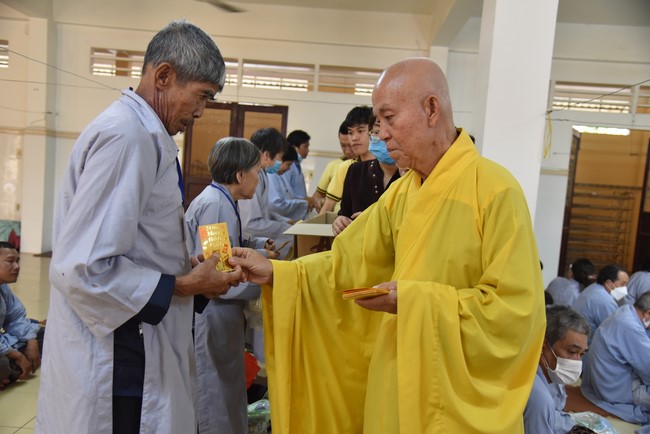 Hỗ trợ bệnh nhân ung bướu tham dự Khóa tu Niệm Phật một ngày