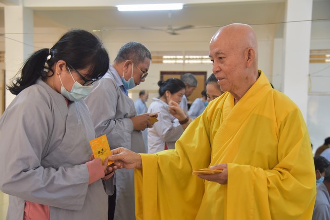 Hỗ trợ bệnh nhân ung bướu tham dự Khóa tu Niệm Phật một ngày