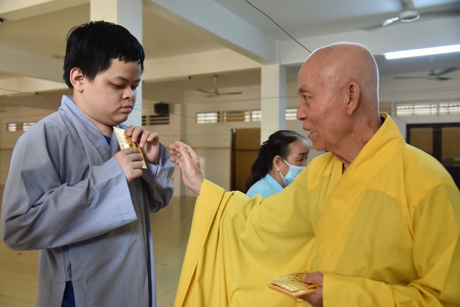 Hỗ trợ bệnh nhân ung bướu tham dự Khóa tu Niệm Phật một ngày