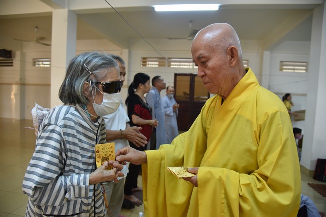 Hỗ trợ bệnh nhân ung bướu tham dự Khóa tu Niệm Phật một ngày