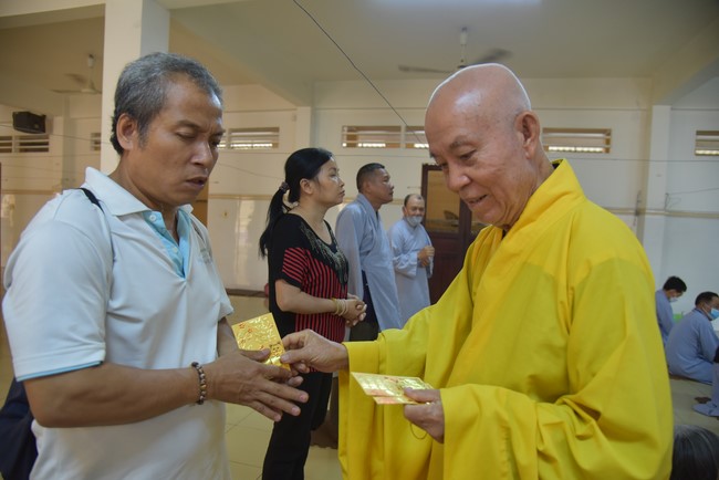 Hỗ trợ bệnh nhân ung bướu tham dự Khóa tu Niệm Phật một ngày