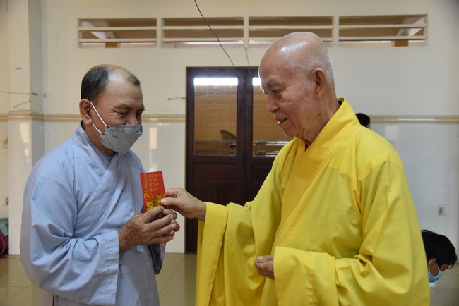 Hỗ trợ bệnh nhân ung bướu tham dự Khóa tu Niệm Phật một ngày