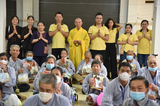 Hỗ trợ bệnh nhân ung bướu tham dự Khóa tu Niệm Phật một ngày