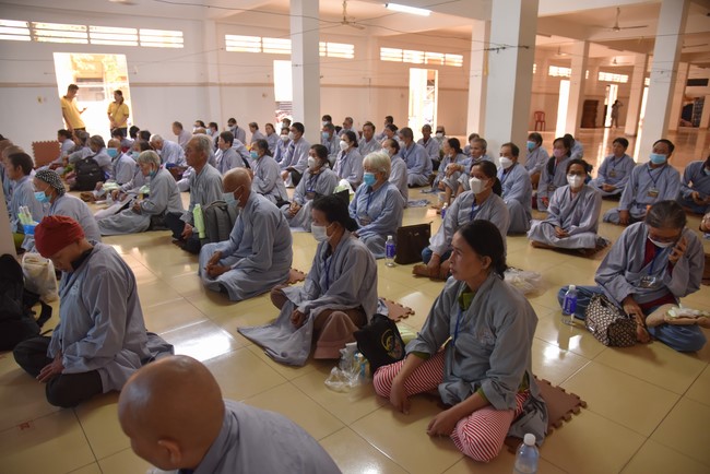 Hỗ trợ bệnh nhân ung bướu tham dự Khóa tu Niệm Phật một ngày