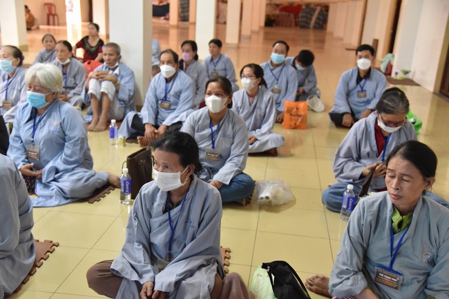 Hỗ trợ bệnh nhân ung bướu tham dự Khóa tu Niệm Phật một ngày