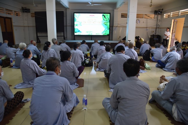 Hỗ trợ bệnh nhân ung bướu tham dự Khóa tu Niệm Phật một ngày