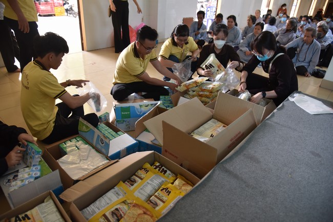 Hỗ trợ bệnh nhân ung bướu tham dự Khóa tu Niệm Phật một ngày