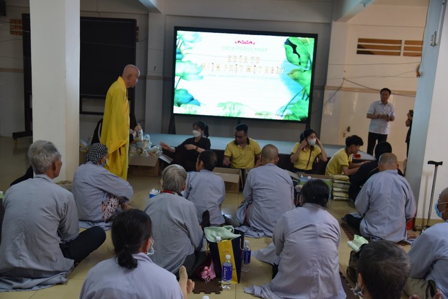 Hỗ trợ bệnh nhân ung bướu tham dự Khóa tu Niệm Phật một ngày