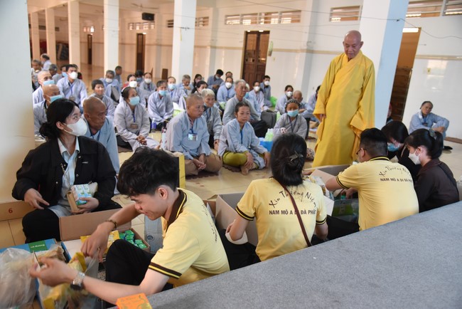 Hỗ trợ bệnh nhân ung bướu tham dự Khóa tu Niệm Phật một ngày