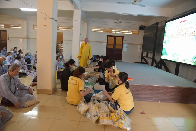 Hỗ trợ bệnh nhân ung bướu tham dự Khóa tu Niệm Phật một ngày